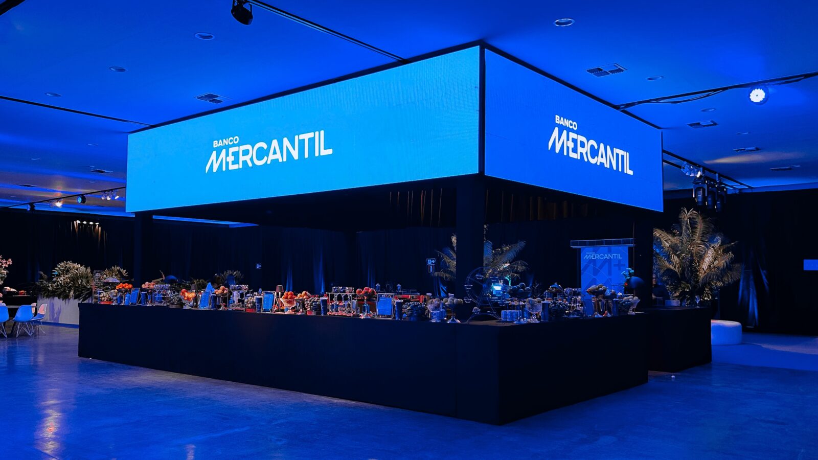 Bar personalizado em evento corporativo com painéis de LED
