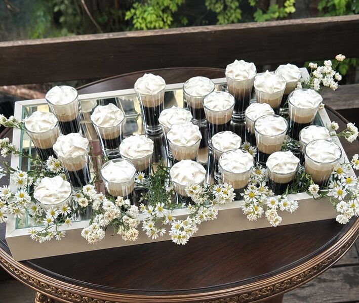 Bandeja de shots de café com chantilly e flores