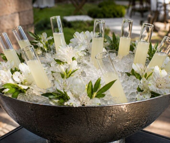 Tubos de drink gelados entre flores brancas