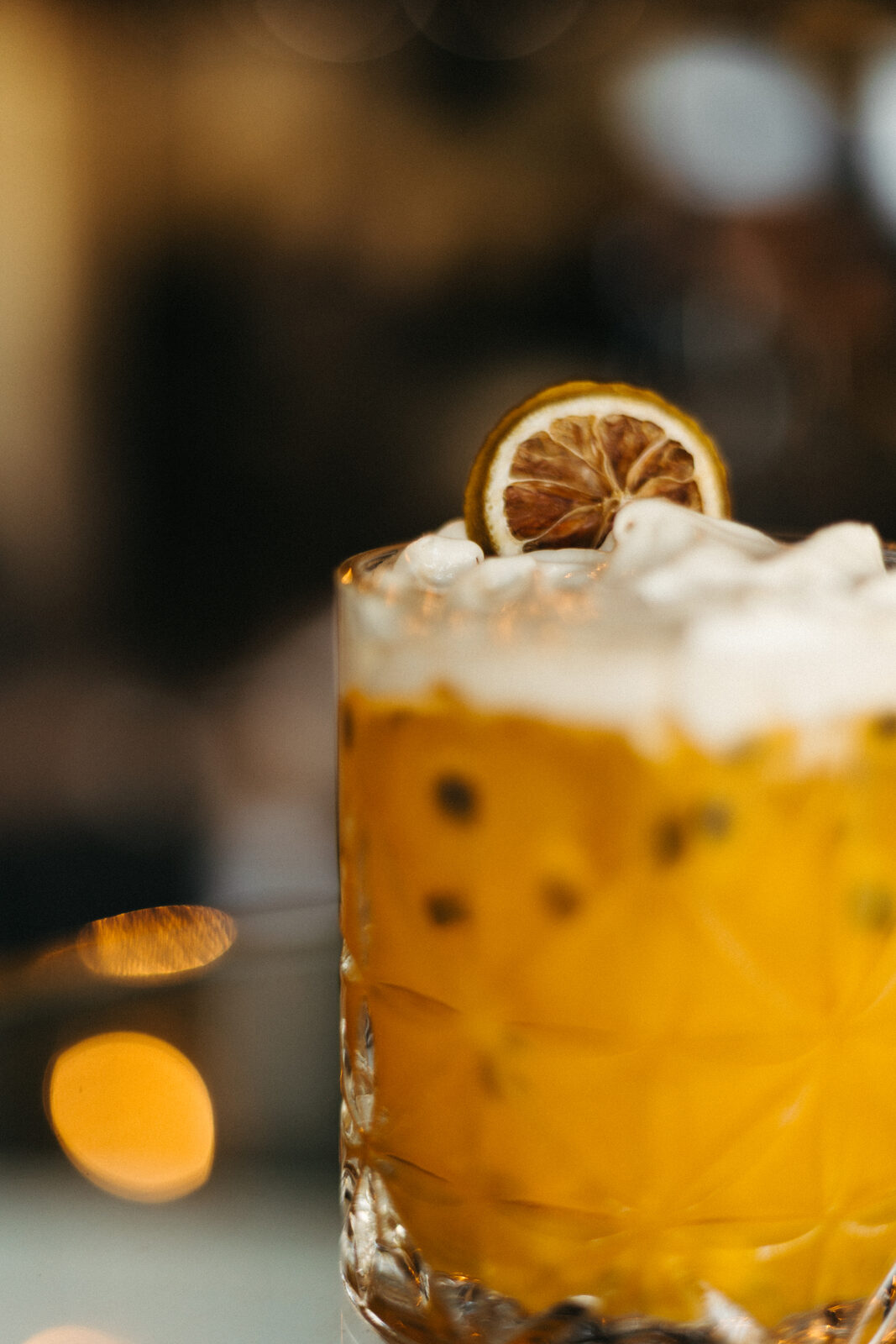 Drink de maracujá com espuma e limão desidratado