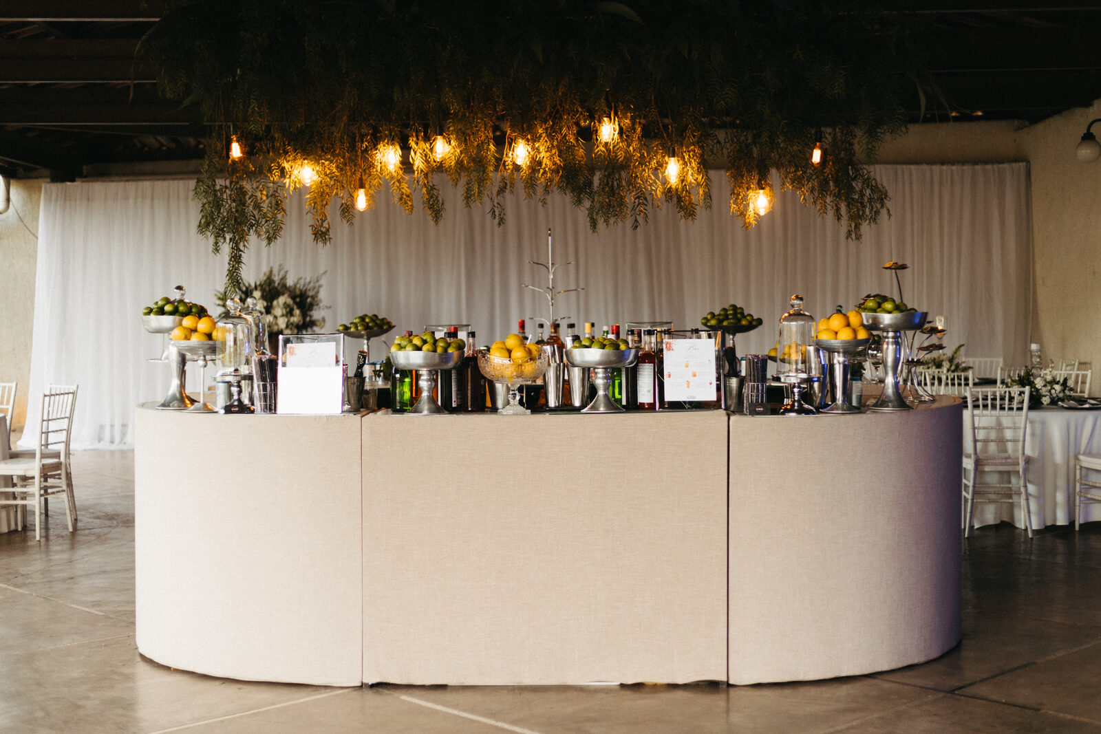 Bar circular decorado com luzes e frutas cítricas