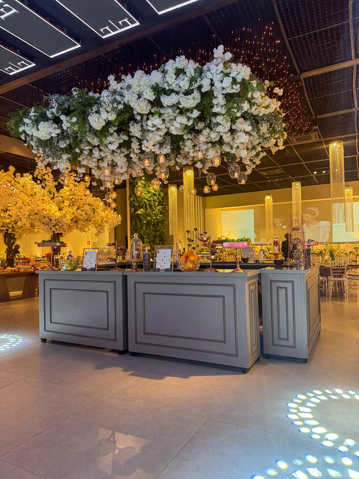 Bar em casamento com nuvem de flores brancas